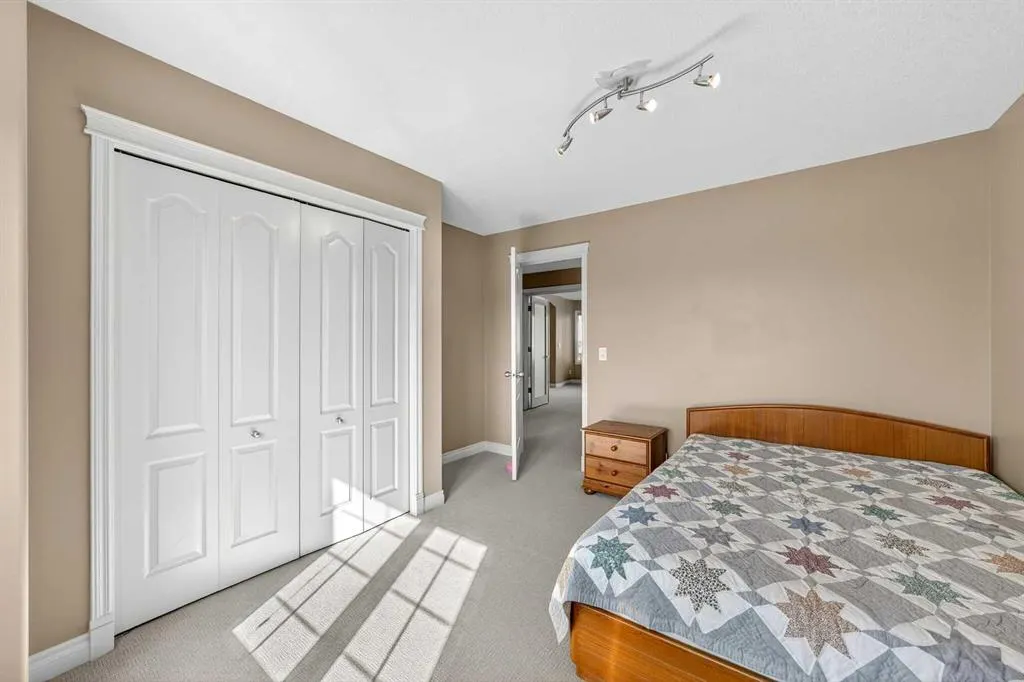 218 Royal Bay NW