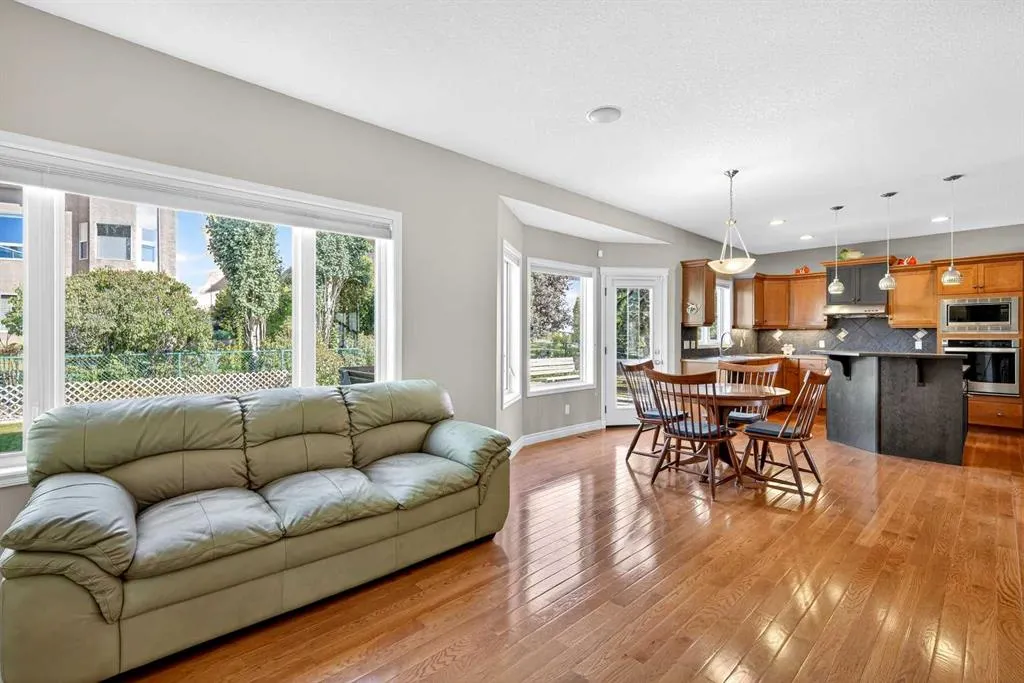 218 Royal Bay NW