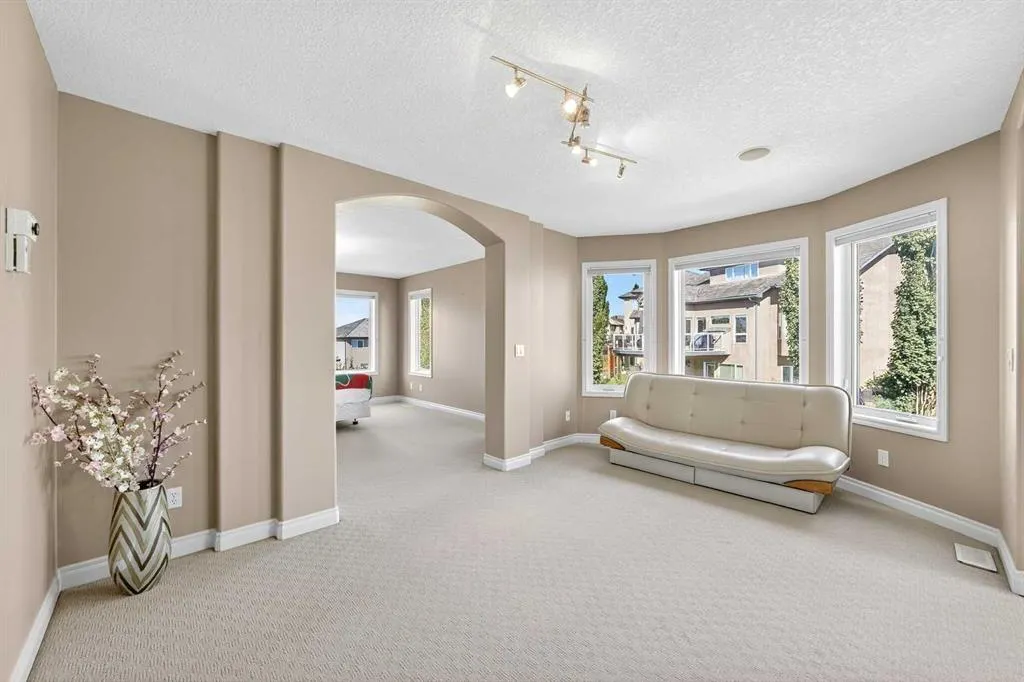 218 Royal Bay NW