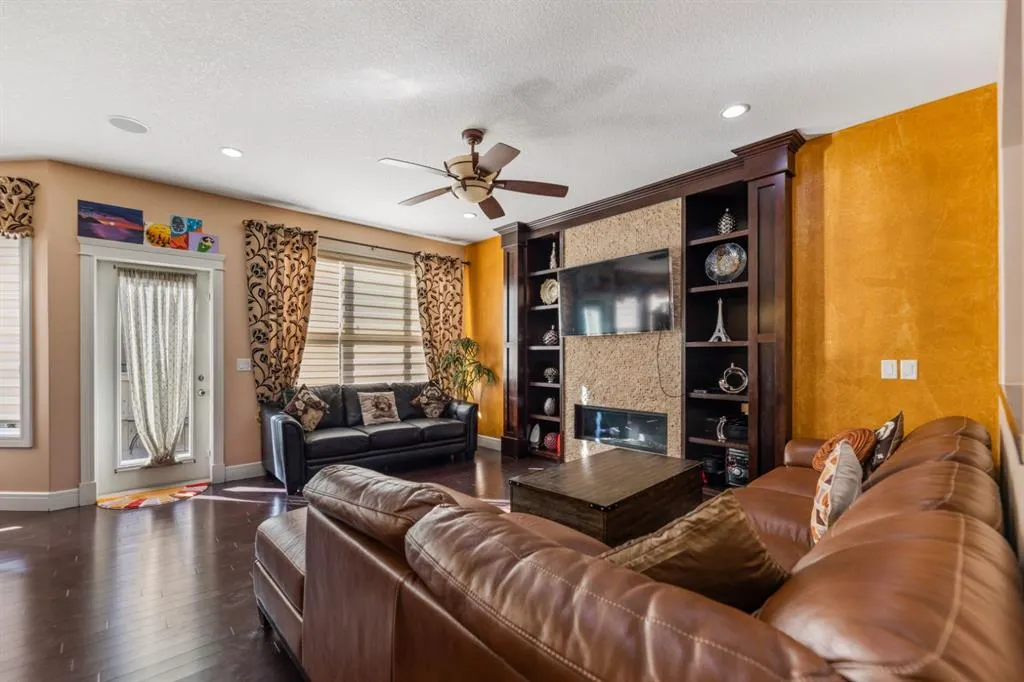 19 SADDLELAKE View NE
