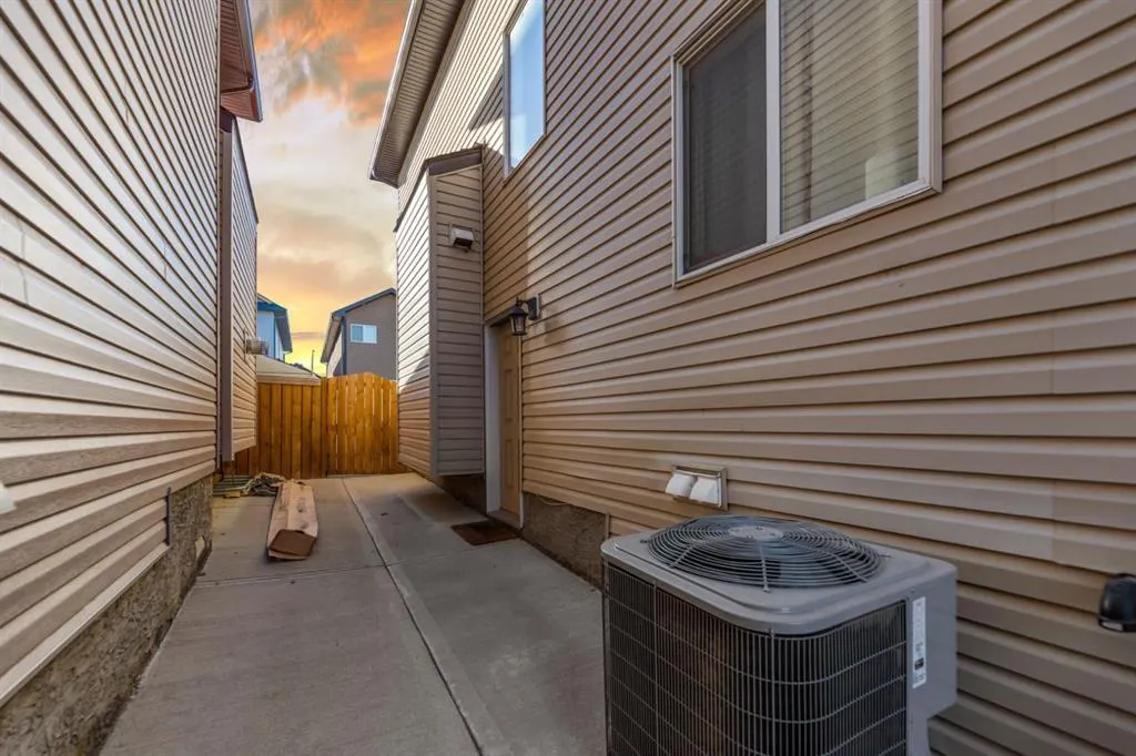 19 SADDLELAKE View NE