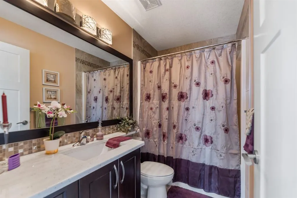 19 SADDLELAKE View NE