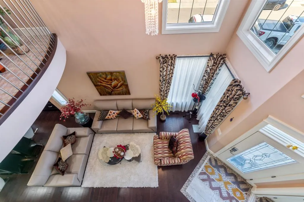 19 SADDLELAKE View NE