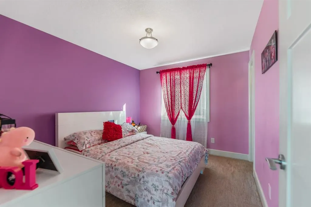 19 SADDLELAKE View NE