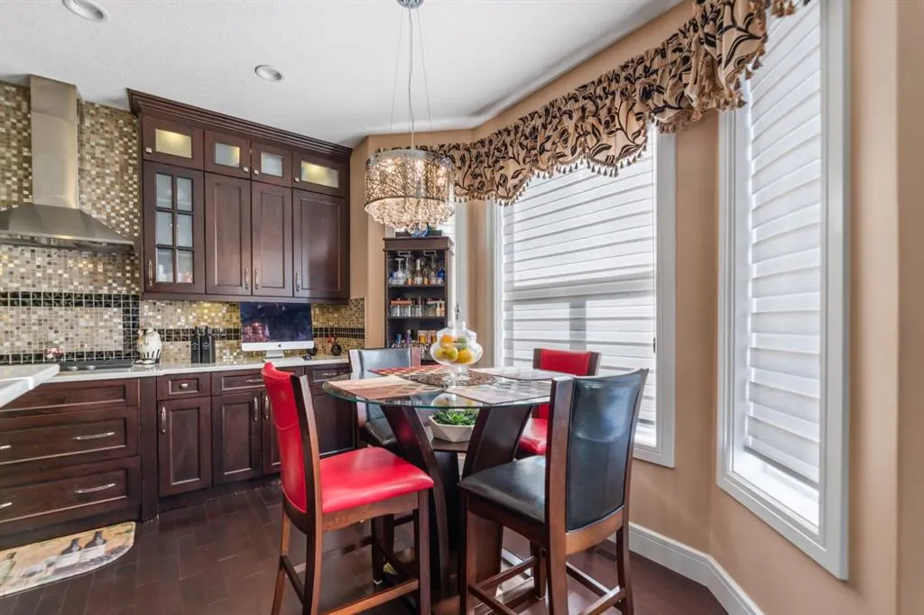 19 SADDLELAKE View NE