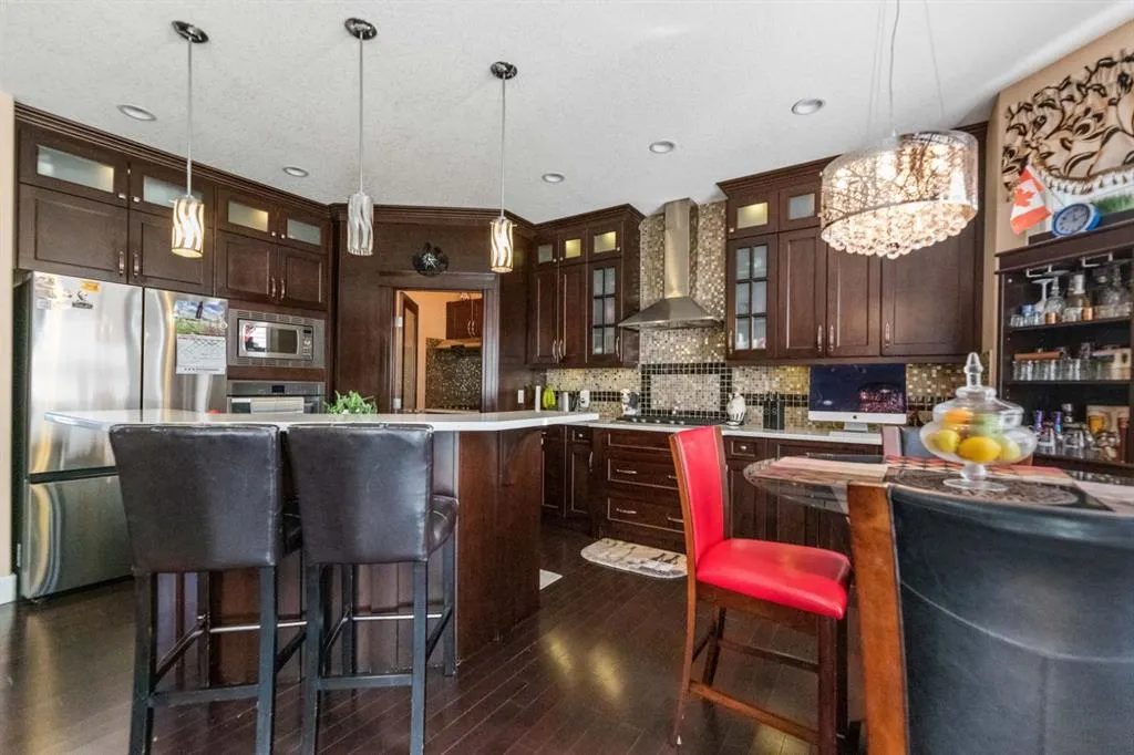 19 SADDLELAKE View NE