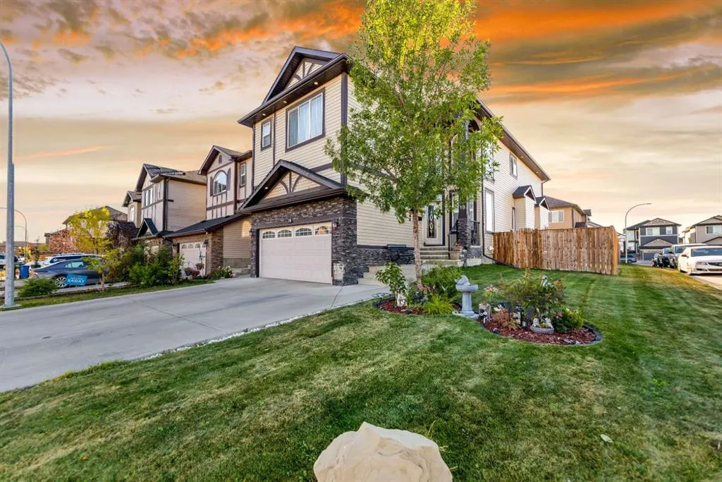 19 SADDLELAKE View NE