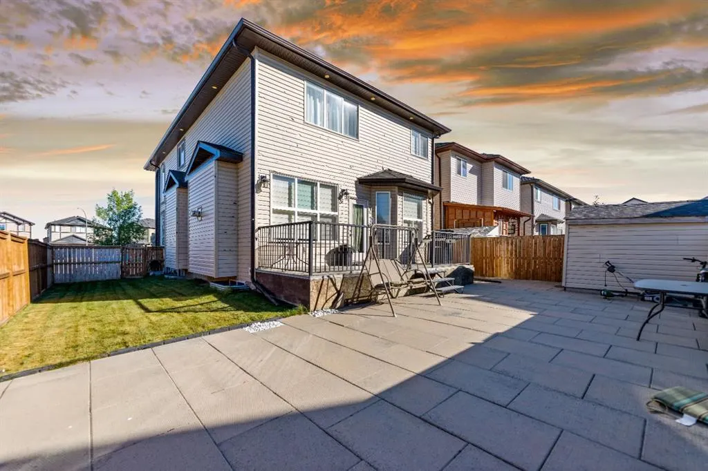 19 SADDLELAKE View NE