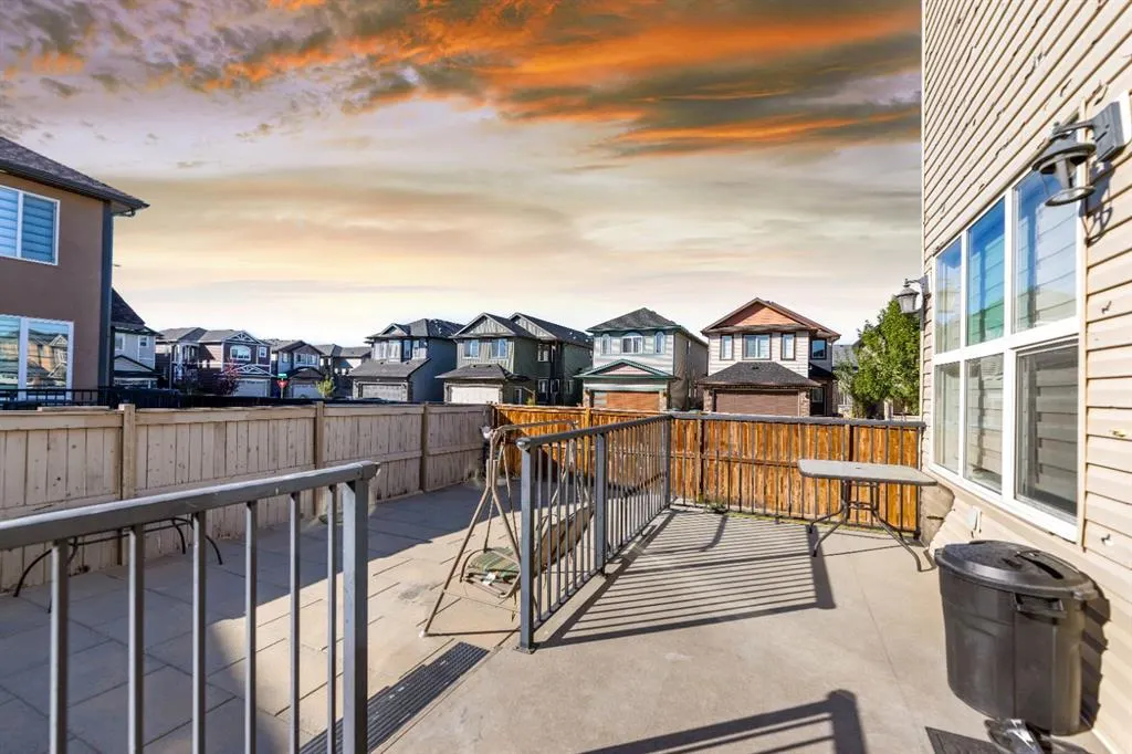 19 SADDLELAKE View NE