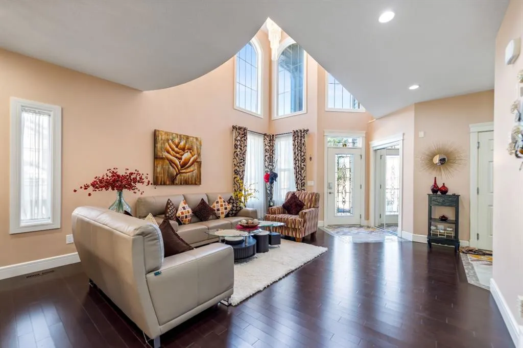 19 SADDLELAKE View NE