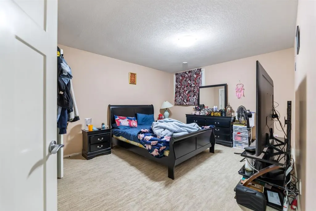 19 SADDLELAKE View NE