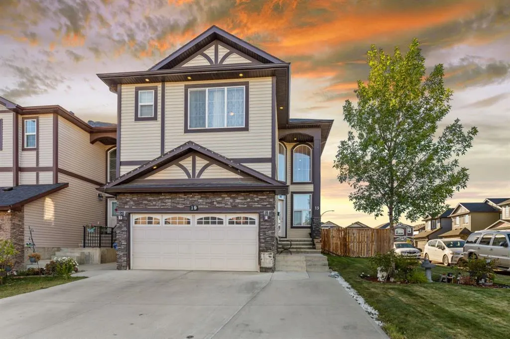 19 SADDLELAKE View NE