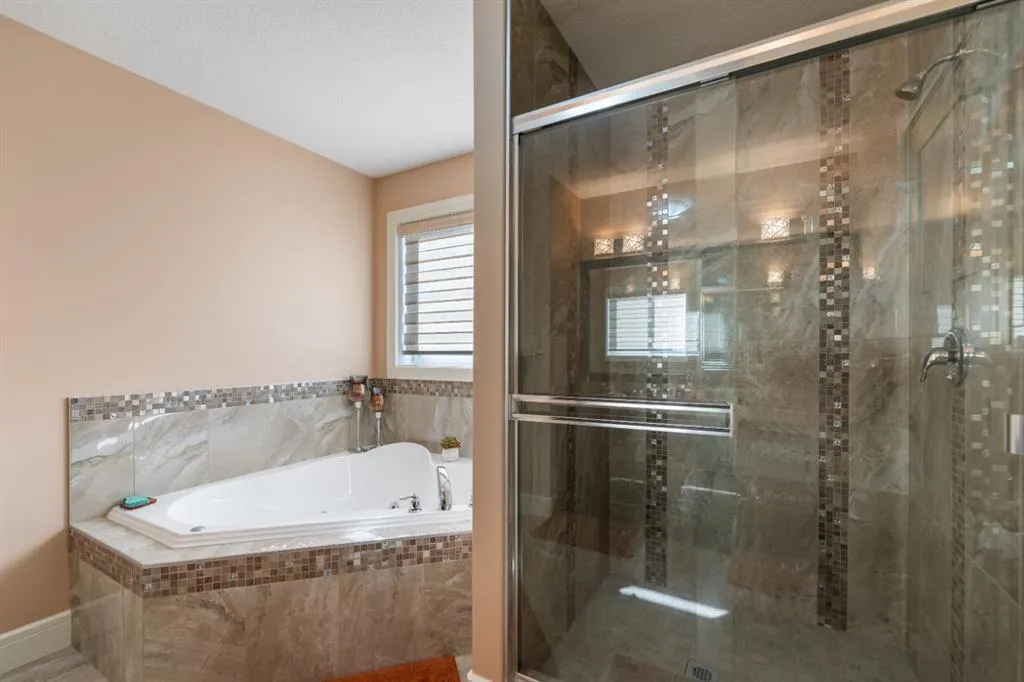 19 SADDLELAKE View NE
