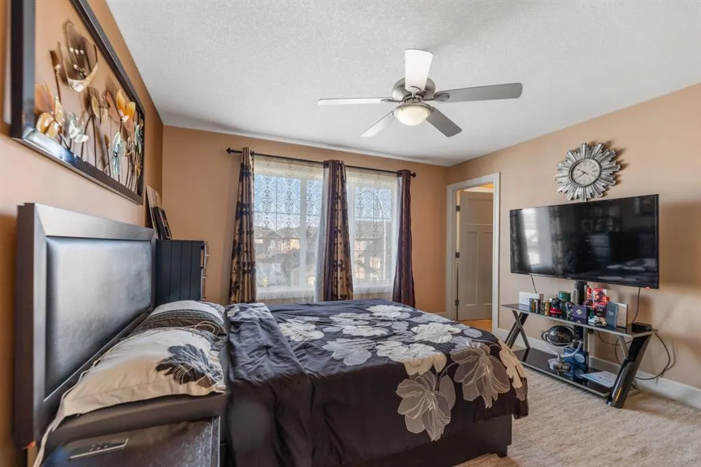 19 SADDLELAKE View NE