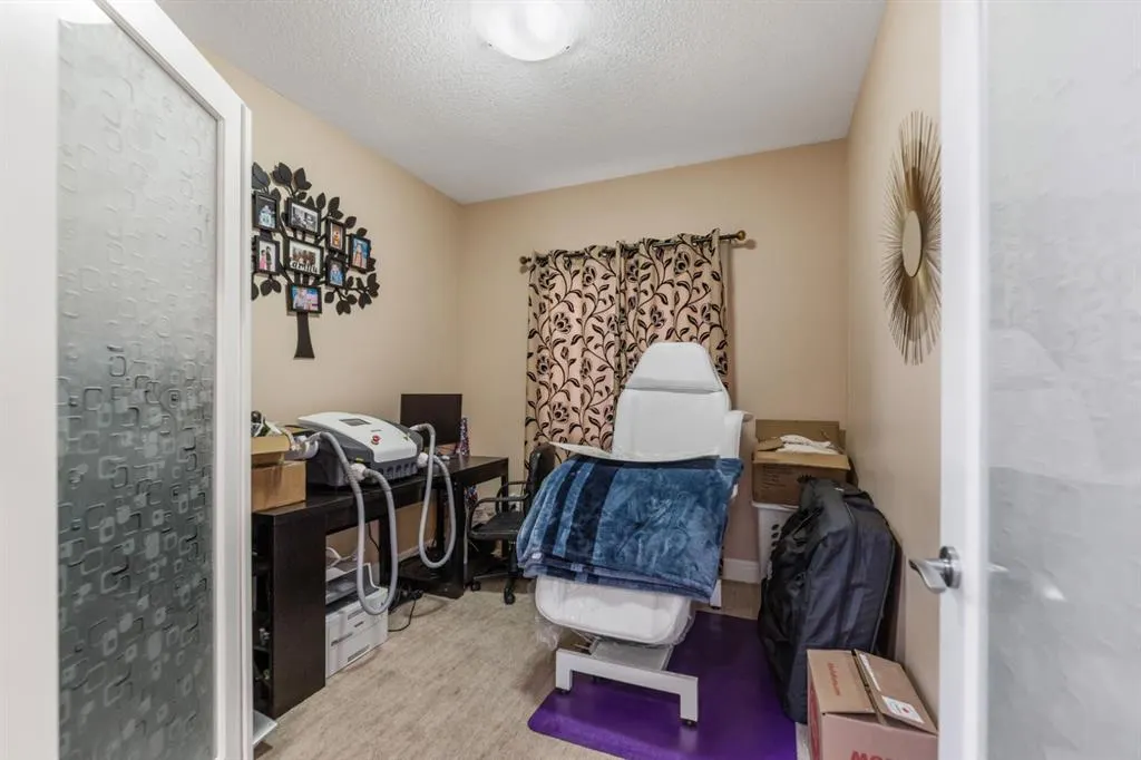 19 SADDLELAKE View NE
