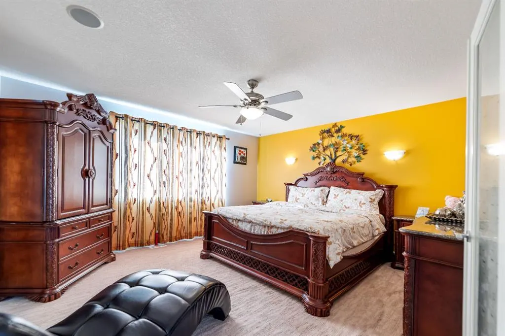 19 SADDLELAKE View NE