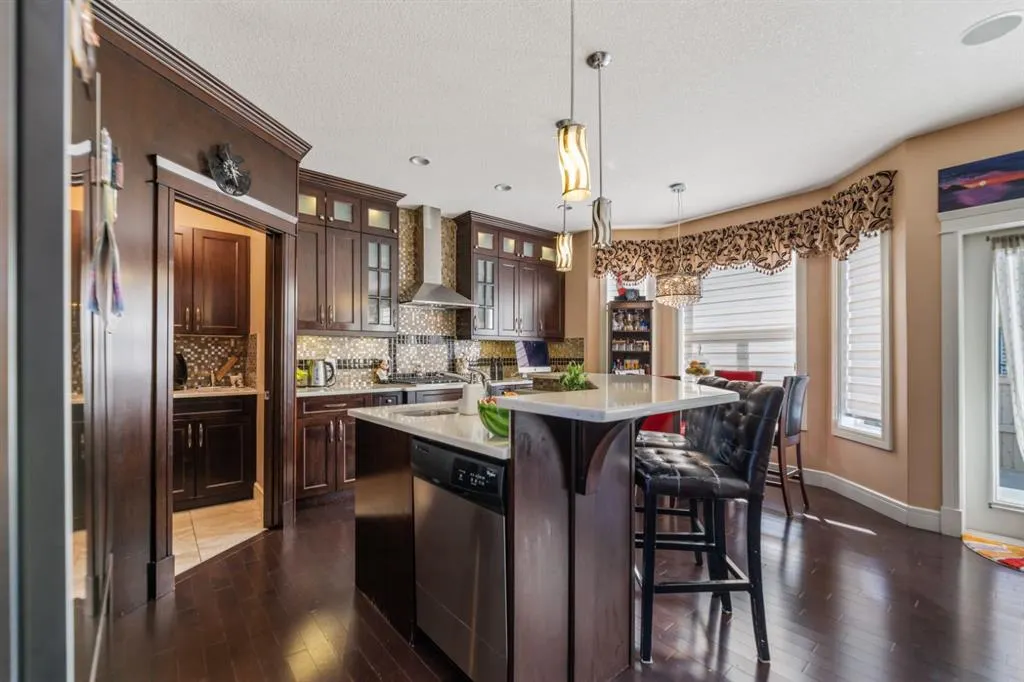 19 SADDLELAKE View NE