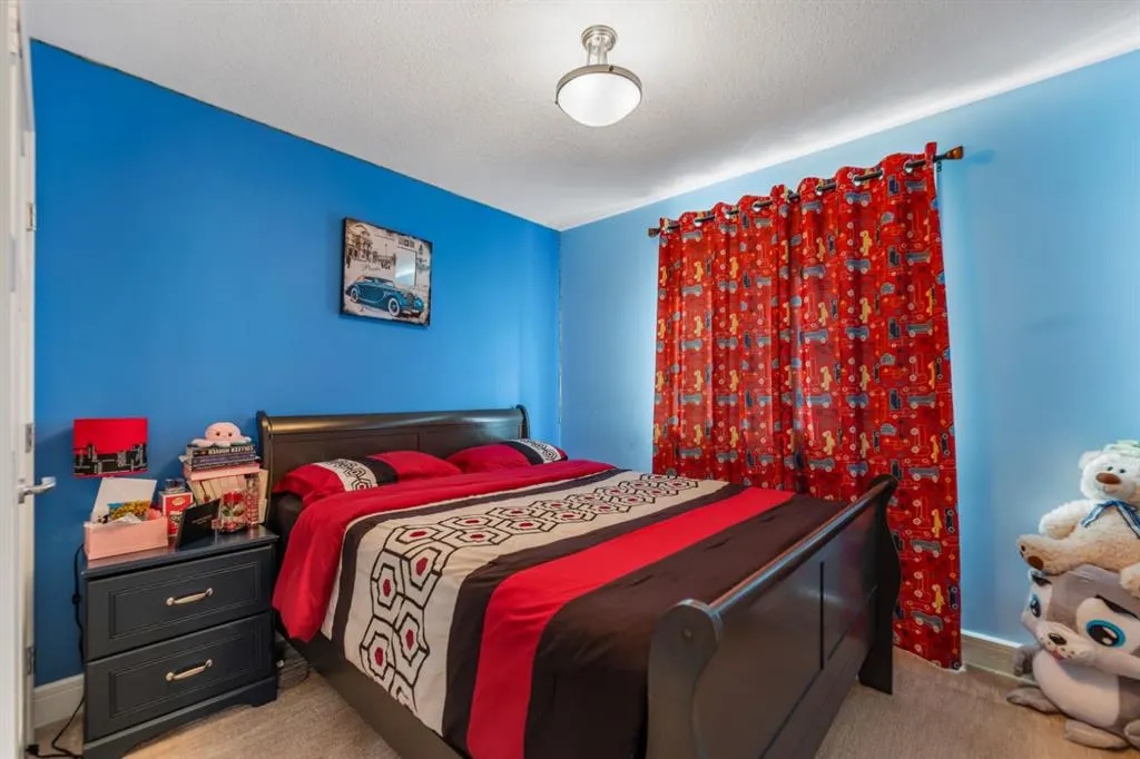 19 SADDLELAKE View NE