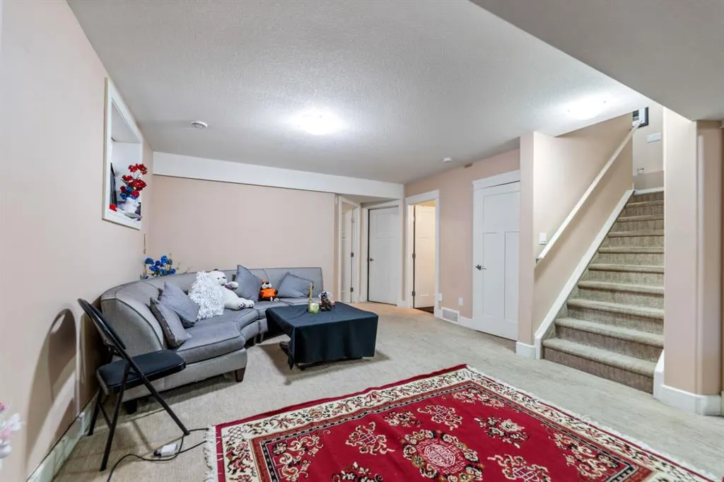19 SADDLELAKE View NE