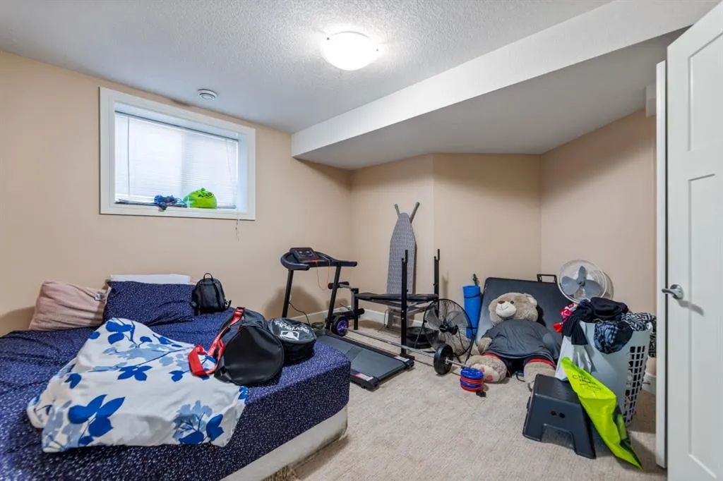 19 SADDLELAKE View NE
