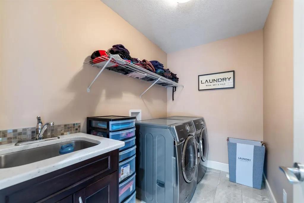 19 SADDLELAKE View NE