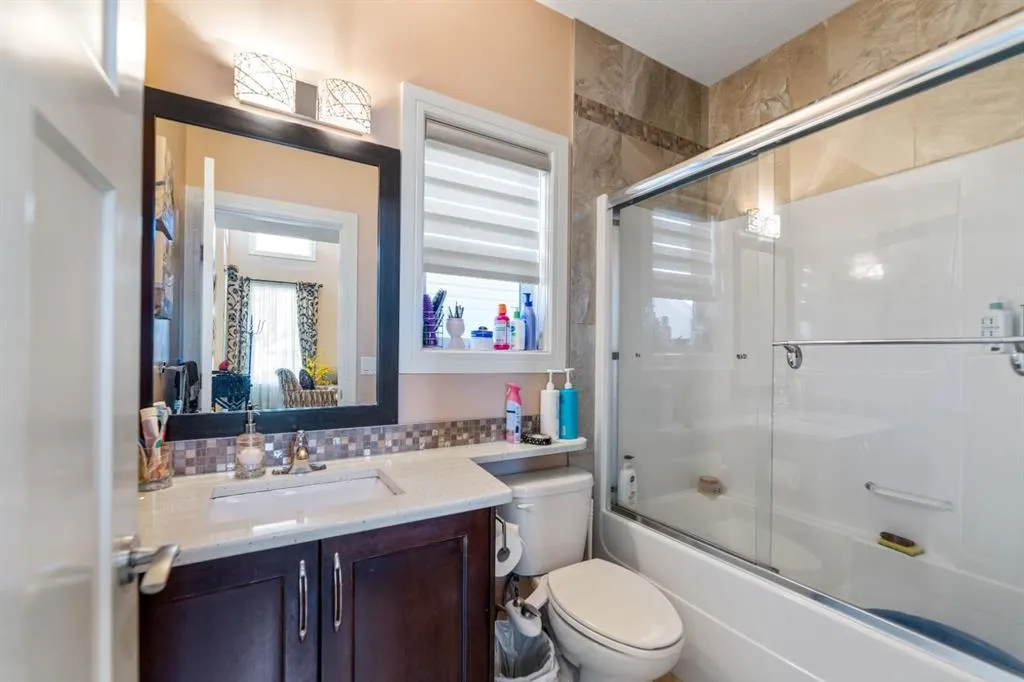 19 SADDLELAKE View NE