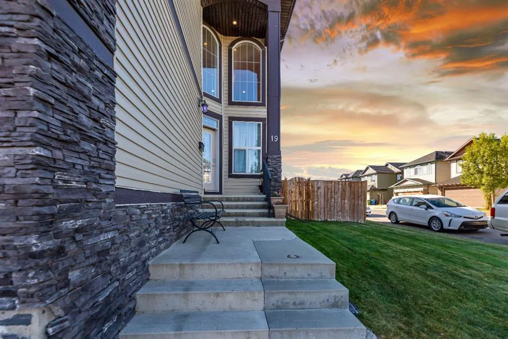 19 SADDLELAKE View NE