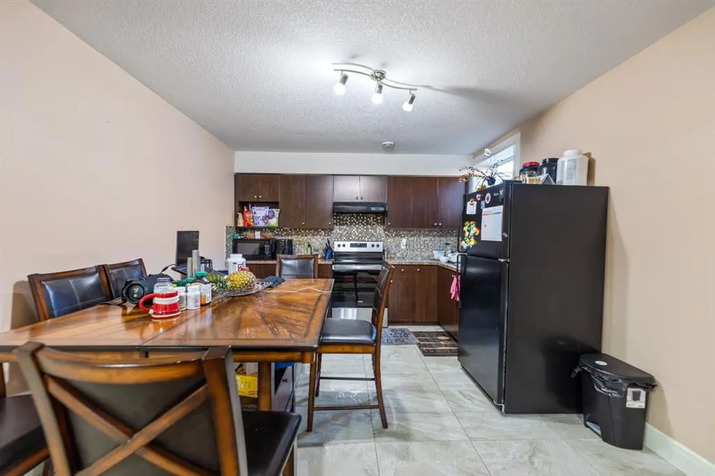 19 SADDLELAKE View NE