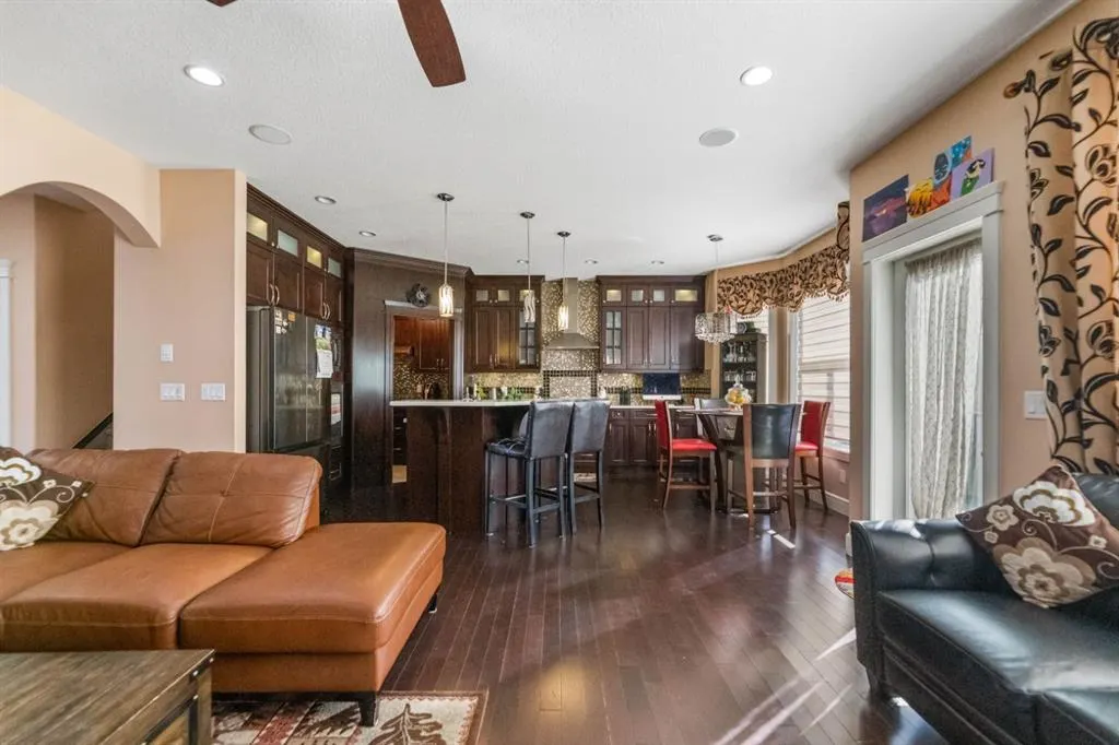 19 SADDLELAKE View NE