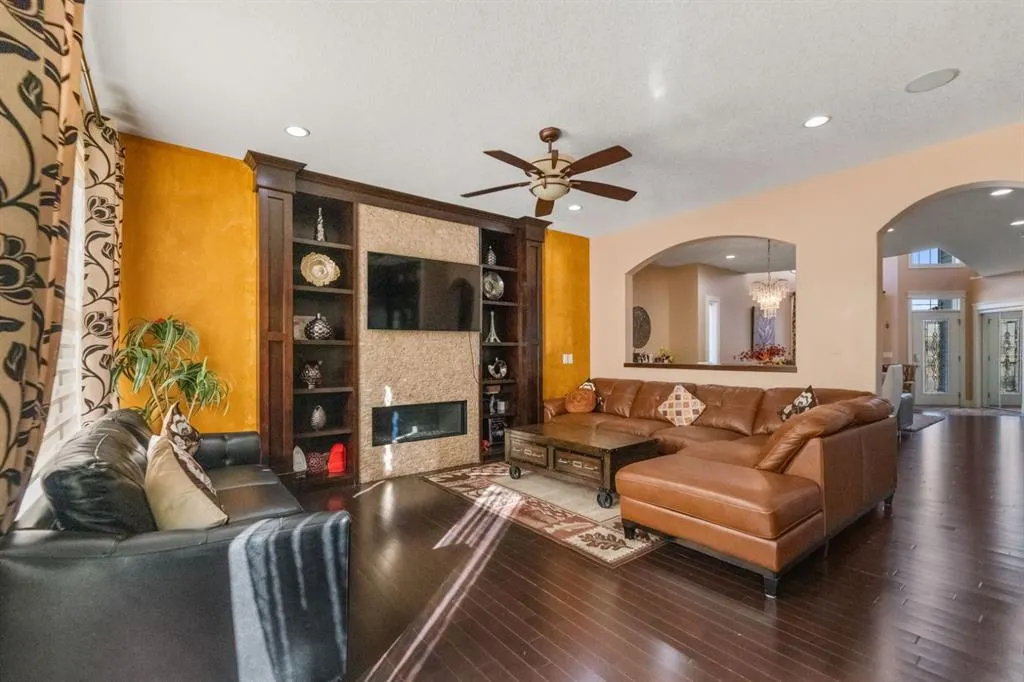 19 SADDLELAKE View NE