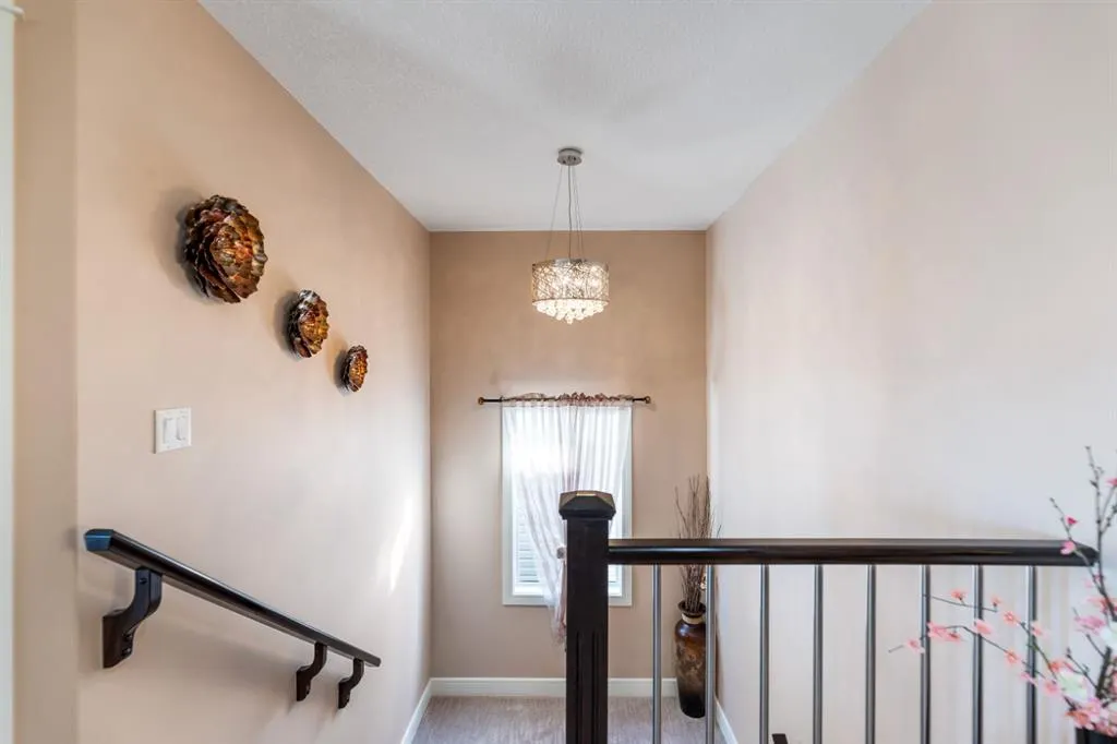 19 SADDLELAKE View NE