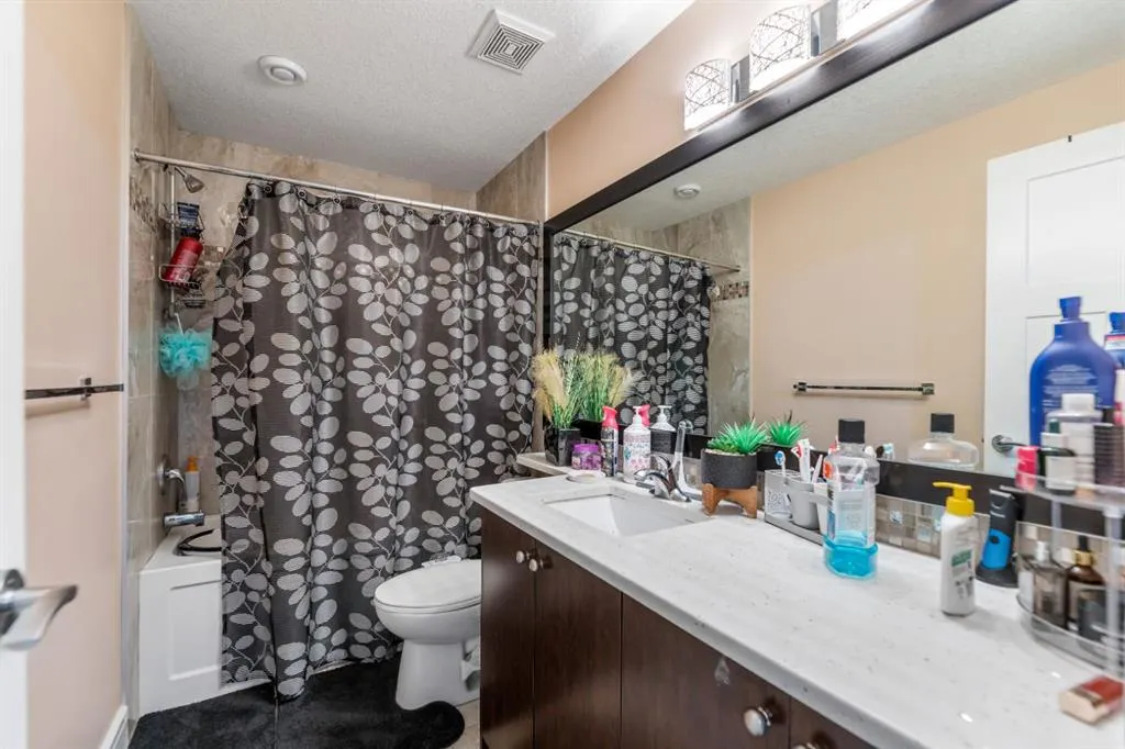 19 SADDLELAKE View NE