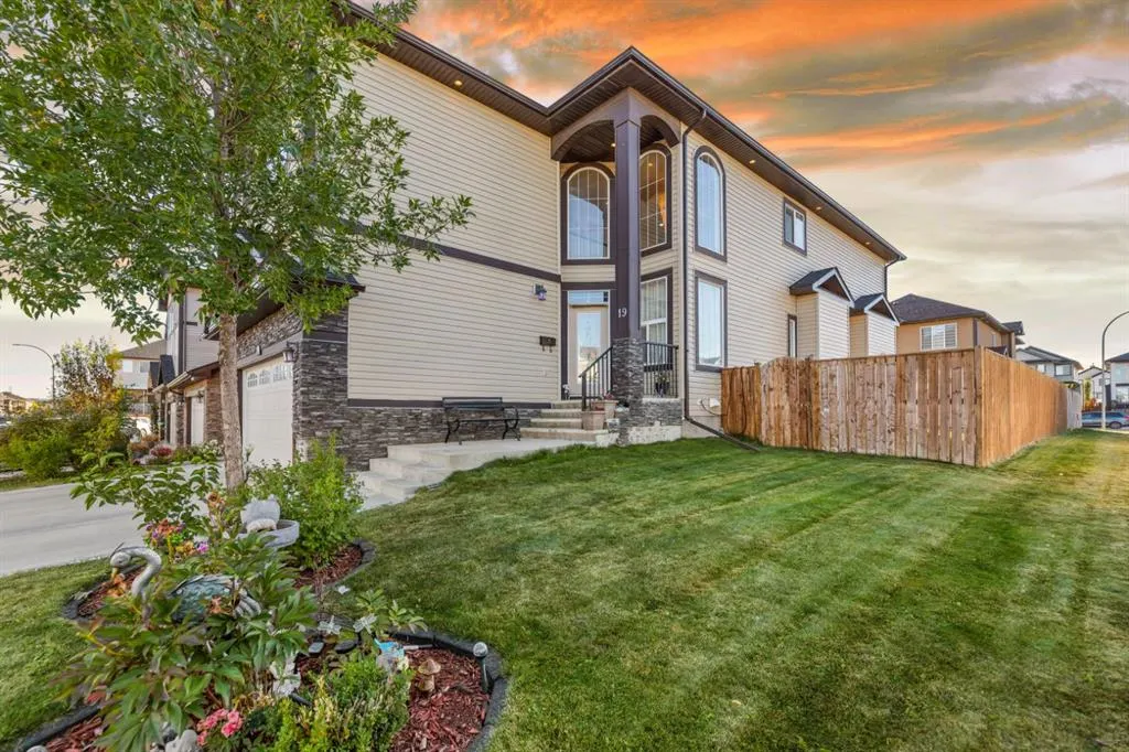 19 SADDLELAKE View NE
