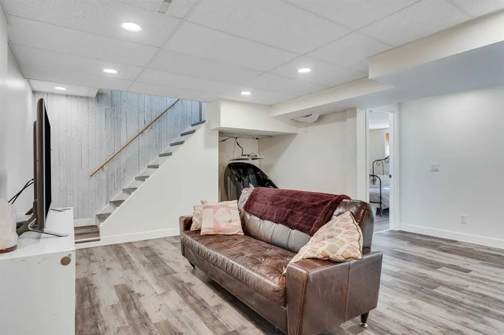 230 Frederick Avenue W