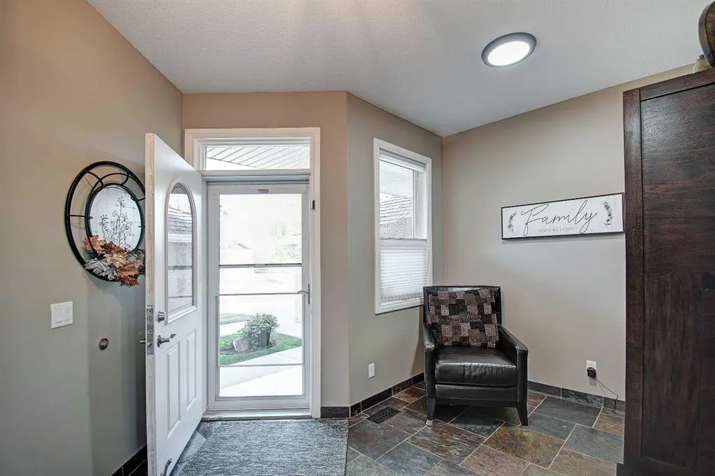 155 Royal Manor NW
