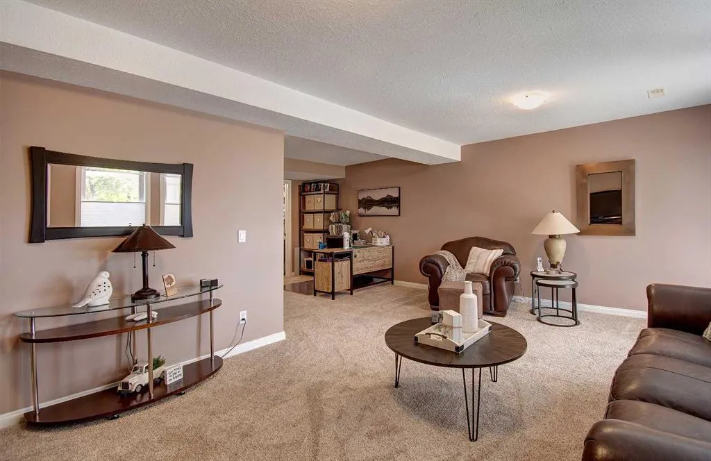 155 Royal Manor NW