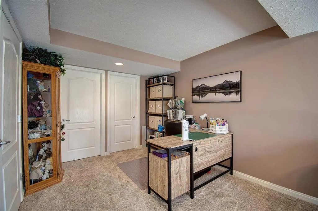 155 Royal Manor NW