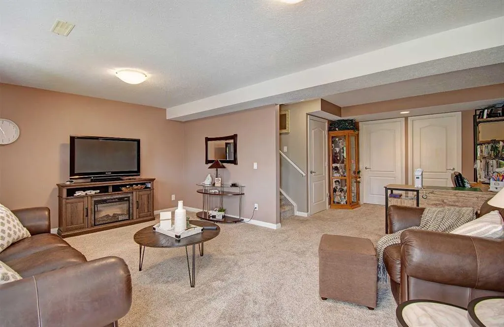155 Royal Manor NW