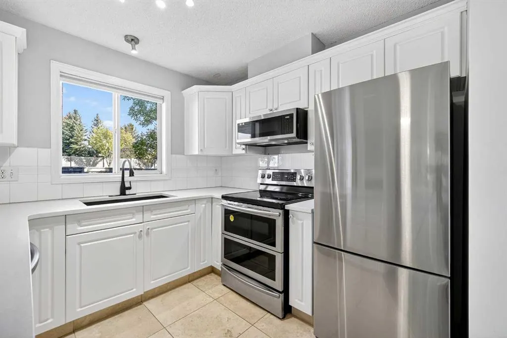 20 Country Hills View NW, #208