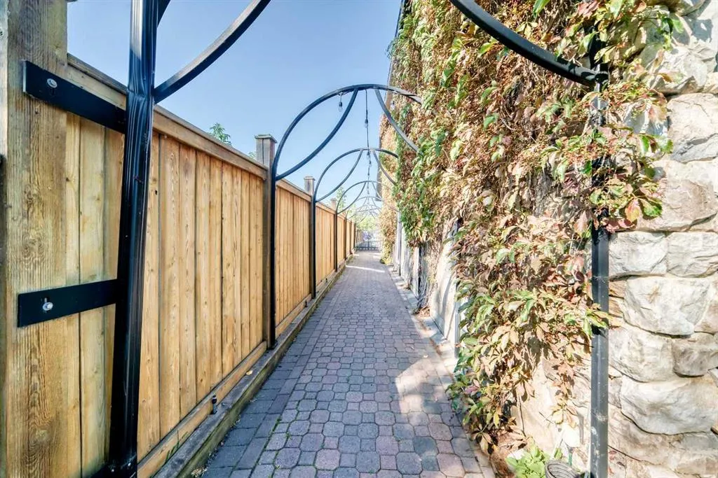 716 West Chestermere Drive