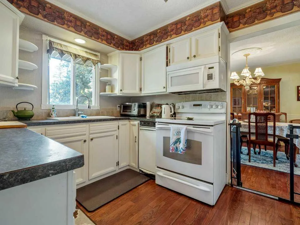 144 5th Street W