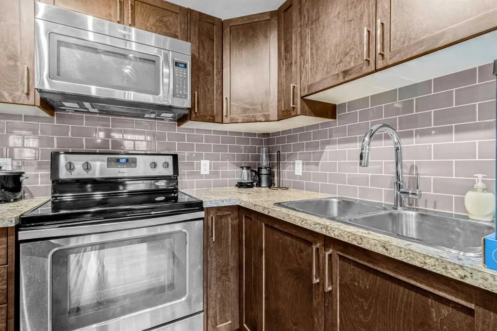 156 Evanscrest Gardens NW