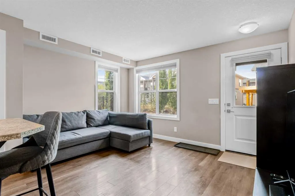 156 Evanscrest Gardens NW