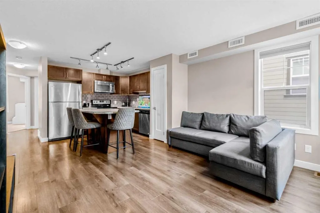 156 Evanscrest Gardens NW