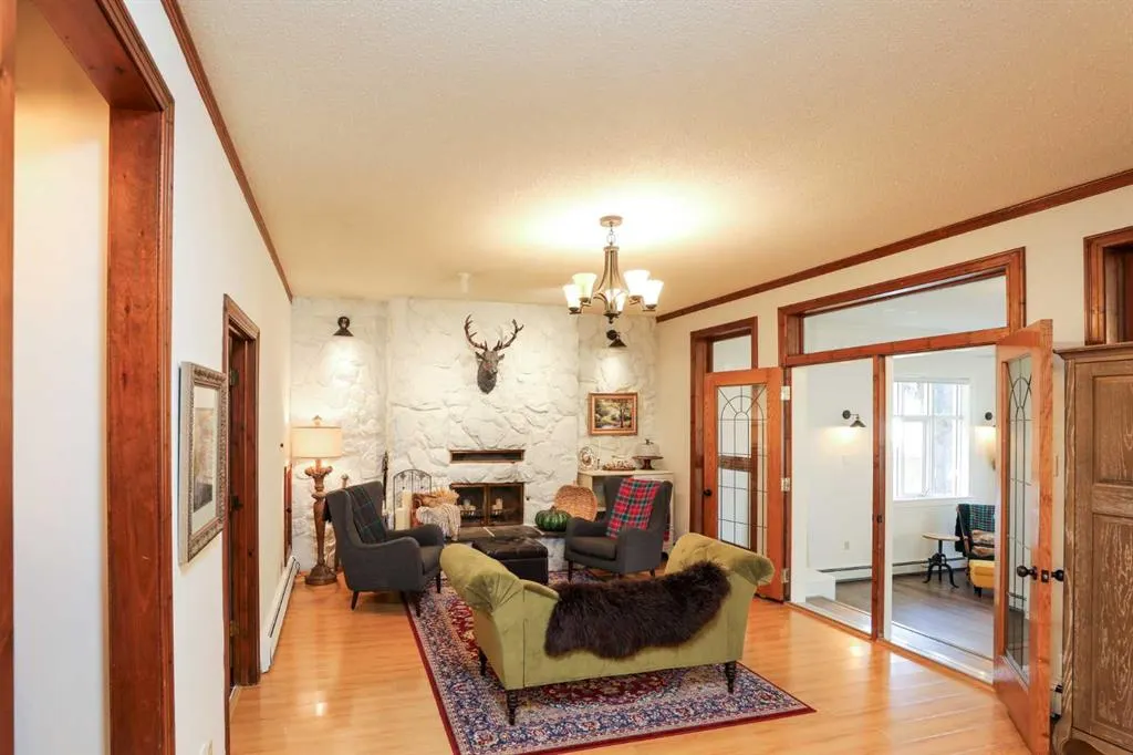 107 Temple Crescent W