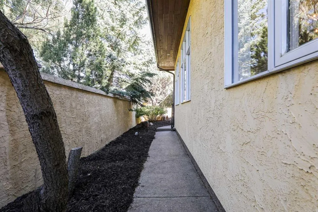 107 Temple Crescent W