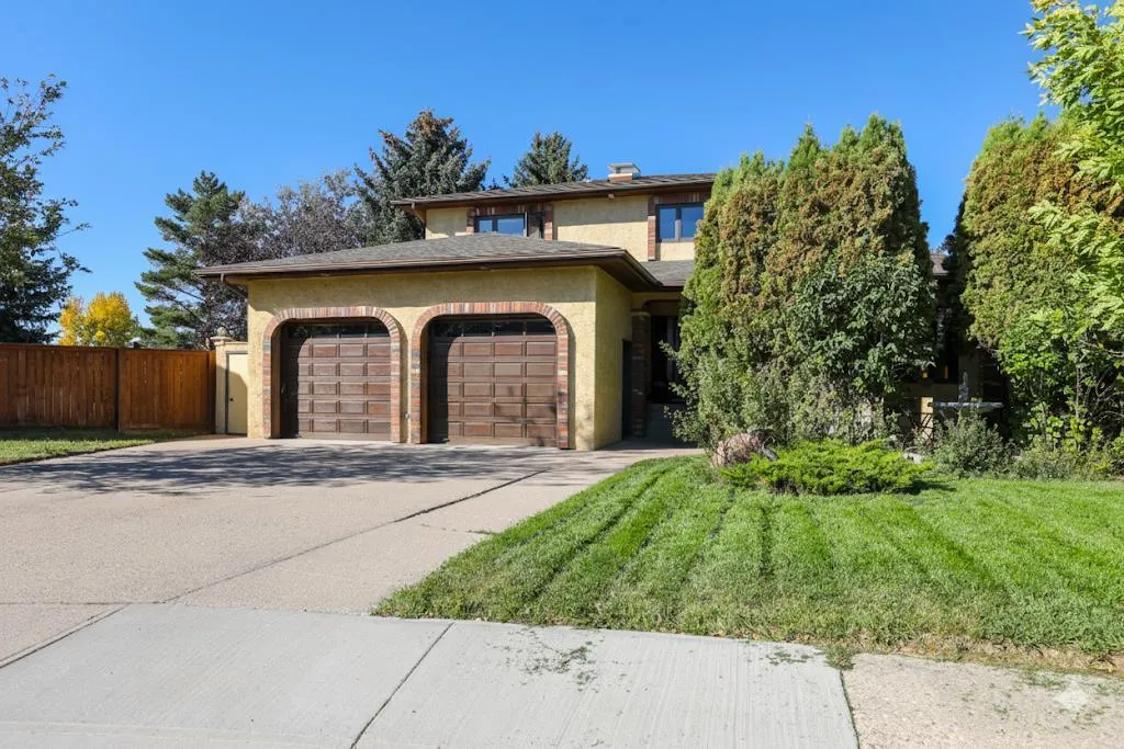 107 Temple Crescent W