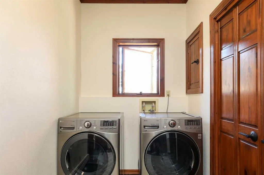 107 Temple Crescent W