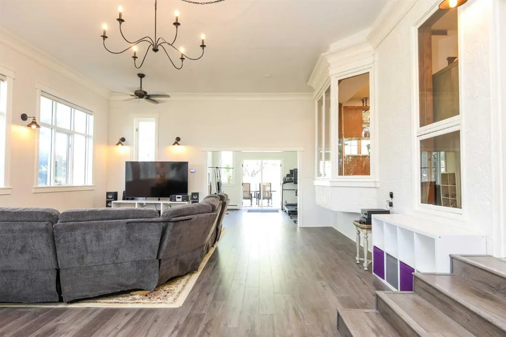 107 Temple Crescent W