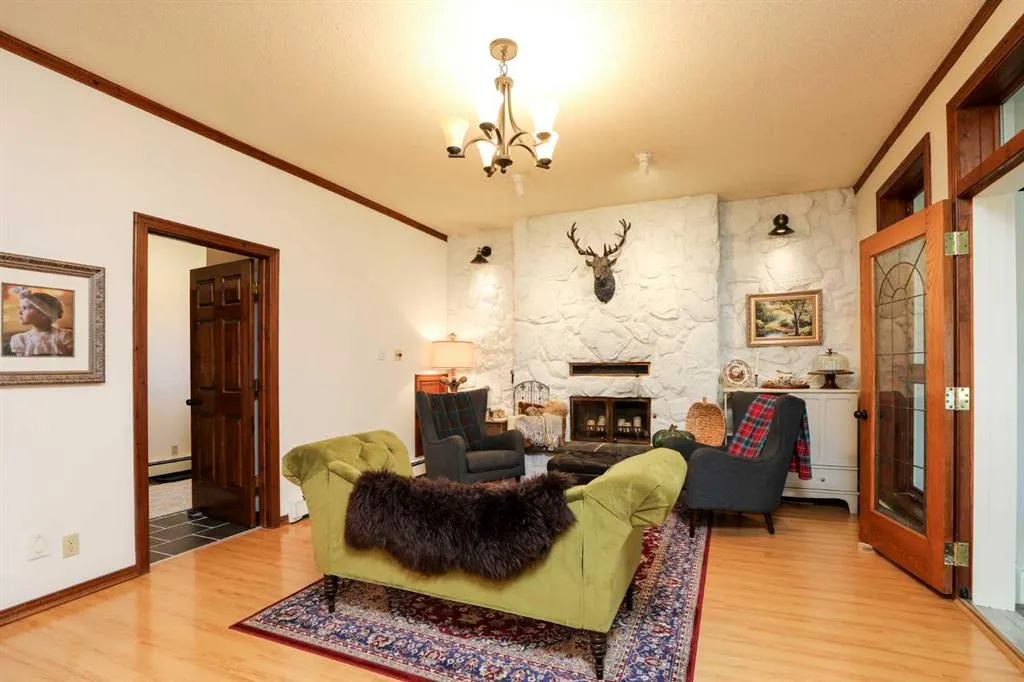107 Temple Crescent W